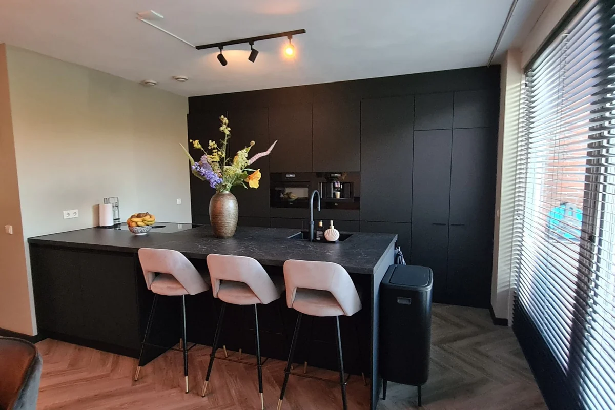 Dezelfde keuken na oplevering bij de klant thuis