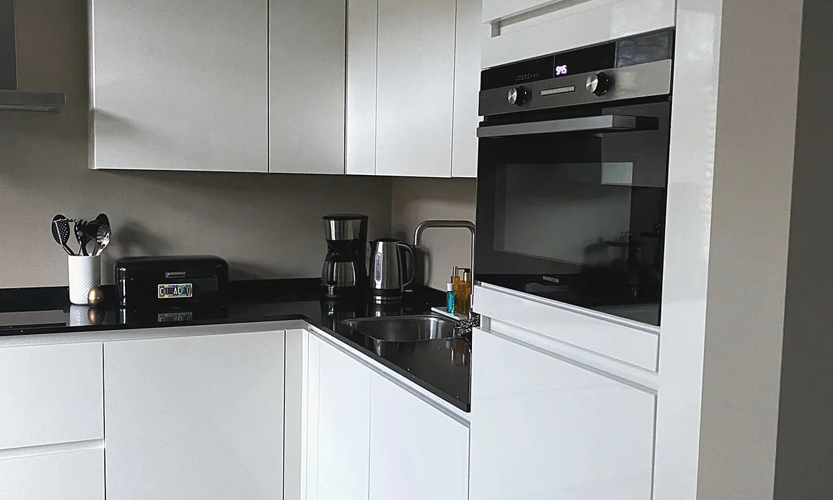 Witte hoogglans hoekkeuken