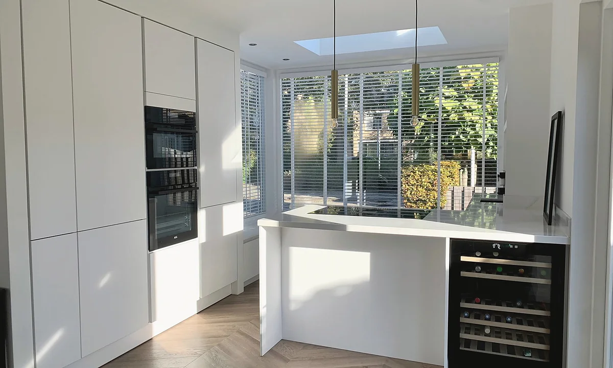 Witte kastenwand met bar