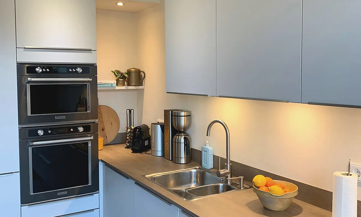 Grijsblauwe keuken met dubbele oven